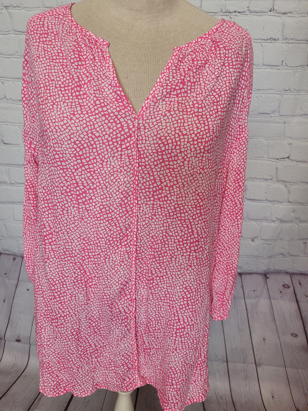 Women's Medium  Pink white Patterned Light Weight Rayon Blouse Top Spring Summer